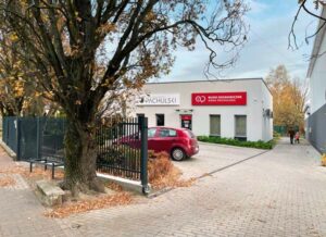 Parking przed siedzibą biura.